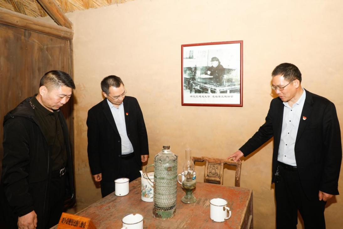 港產(chǎn)公司黨支部開展&ldquo;緬懷革命先烈 傳承紅色基因&rdquo;主題黨日活動3.jpg