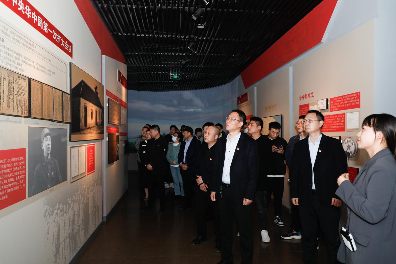 港產(chǎn)公司黨支部開展&ldquo;緬懷革命先烈 傳承紅色基因&rdquo;主題黨日活動2.jpg