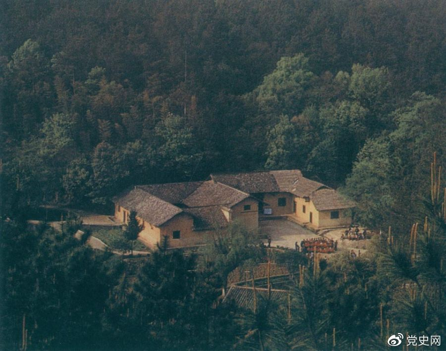 毛澤東故居&mdash;&mdash;湖南省湘潭縣韶山?jīng)_上屋場(chǎng)。1893年12月26日，毛澤東在這里誕生。