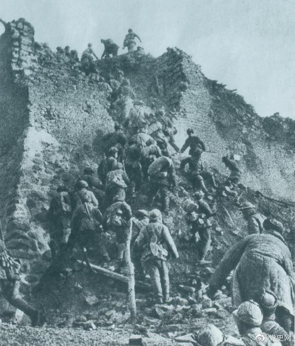 1948年12月，人民解放軍向新保安守敵發(fā)起攻擊。這是解放軍戰(zhàn)士登上新保安城頭。 